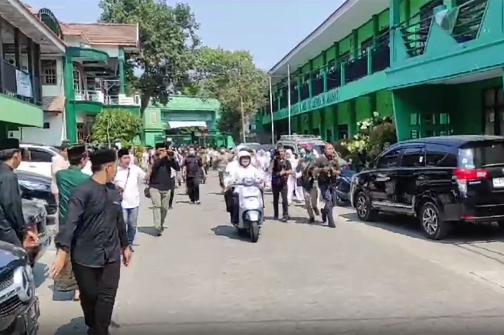 Bacaperes-bacawapres Koalisi Perubahan Anies Rasyid Baswedan dan Muhaimin Iskandar melakukan safari politik ke Kabupaten Jombang, Jawa Timur. Uniknya, dalam kesempatan ini, Anies dan Cak Imin berboncengan naik vespa.