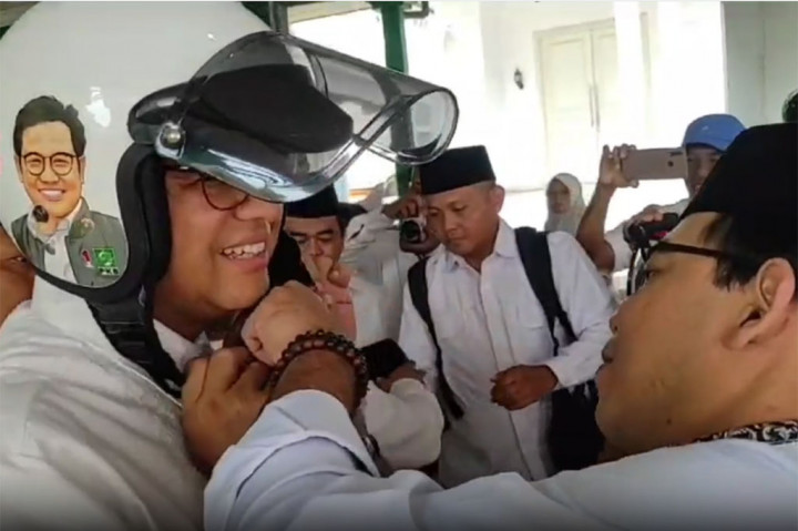 Tak hanya para pengasuh pesantren, Ibunda Cak Imin, yakni Nyai Muhassonah Hasbullah juga nampak menyambut keduanya.