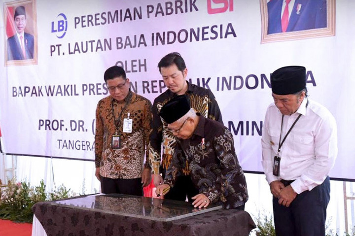 Untuk itu, Wapres meminta agar kapasitas produksi baja dalam negeri harus terus ditingkatkan untuk memenuhi kebutuhan tersebut. Wapres berharap, jangan sampai kebutuhan yang besar ini dipenuhi dari impor.