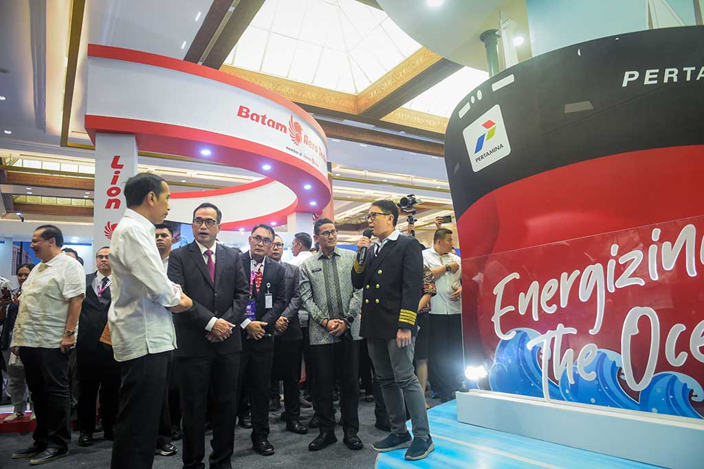 Presiden Joko Widodo meninjau pameran Hub Space yang bertema 'Journey to Connect Indonesia', di Plenary Hall, Jakarta Convention Center (JCC), Jakarta, Jumat, 29 September 2023.