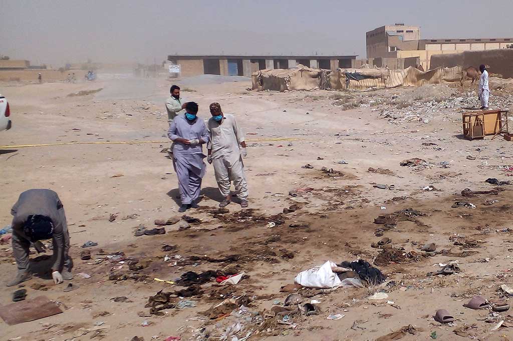 Petugas keamanan memeriksa lokasi serangan bom bunuh diri yang menargetkan prosesi peringatan Maulid Nabi Muhammad SAW di Distrik Mastung, Provinsi Balochistan, Pakistan, Jumat, 29 September 2023.
