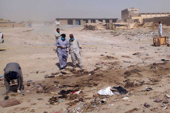 Petugas keamanan memeriksa lokasi serangan bom bunuh diri yang menargetkan prosesi peringatan Maulid Nabi Muhammad SAW di Distrik Mastung, Provinsi Balochistan, Pakistan, Jumat, 29 September 2023.