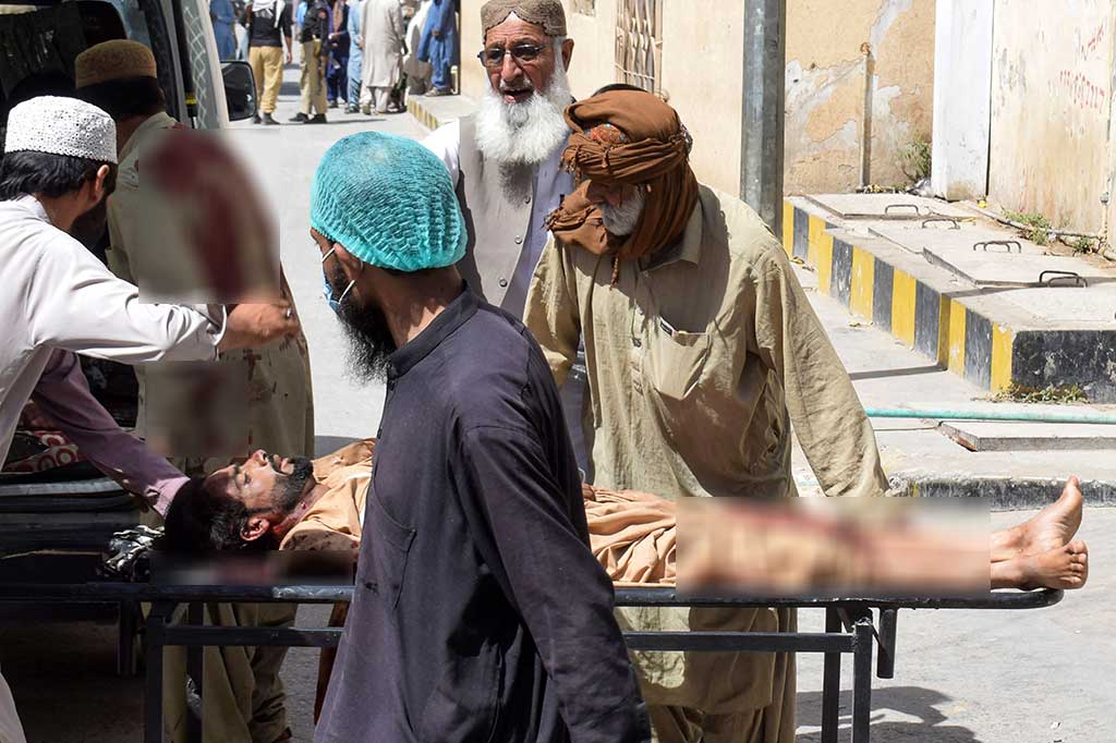 Di Balochistan barat daya, para pejabat mengatakan seorang pembom bunuh diri meledakkan bom ketika demonstrasi dari masjid-masjid berkumpul di titik pertemuan di Mastung, sekitar 40 kilometer (25 mil) selatan ibukota provinsi, Quetta. “Tiba-tiba saya mendengar ledakan… banyak orang terluka dan banyak yang menjadi syahid,” kata Ilyas Khan, seorang pelajar.
