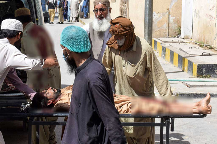 Di Balochistan barat daya, para pejabat mengatakan seorang pembom bunuh diri meledakkan bom ketika demonstrasi dari masjid-masjid berkumpul di titik pertemuan di Mastung, sekitar 40 kilometer (25 mil) selatan ibukota provinsi, Quetta. “Tiba-tiba saya mendengar ledakan… banyak orang terluka dan banyak yang menjadi syahid,” kata Ilyas Khan, seorang pelajar.