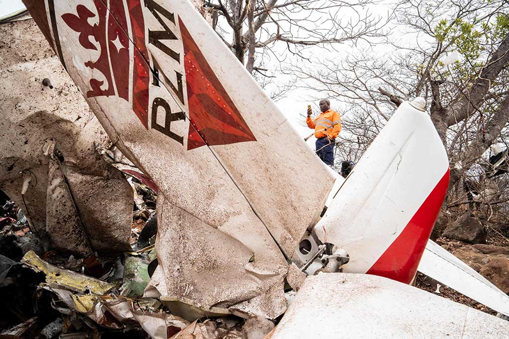 Setelah lepas landas beberapa menit sebelumnya dari Harare pada pagi hari, pesawat tersebut menuju ke tambang berlian Murowa di Zvishavane, sebuah kota di Provinsi Midlands tengah.