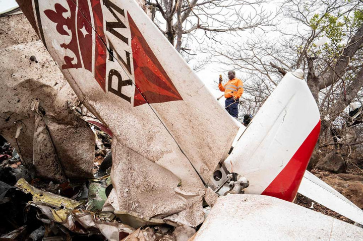 Setelah lepas landas beberapa menit sebelumnya dari Harare pada pagi hari, pesawat tersebut menuju ke tambang berlian Murowa di Zvishavane, sebuah kota di Provinsi Midlands tengah.