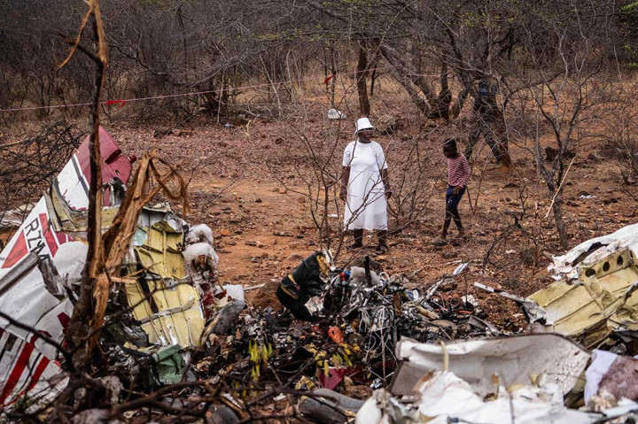 Nyathi menyatakan, penyelidik kecelakaan udara juga berada di lokasi kejadian. Penyebab kecelakaan masih belum jelas namun penyelidikan polisi sedang dilakukan.