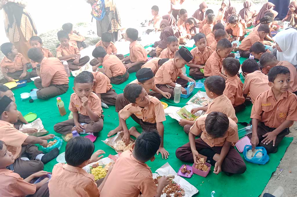 Guna mewarisi nilai religius kepada anak didik dan rasa kebersamaan antar sesama, Sekolah Dasar (SD) Negeri Desa Neulop Reubee, Kecamatan Delima, Kabupaten Pidie, Provinsi Aceh, menggelar Kenduri Maulid Nabi pada Jumat, 29 September 2023.