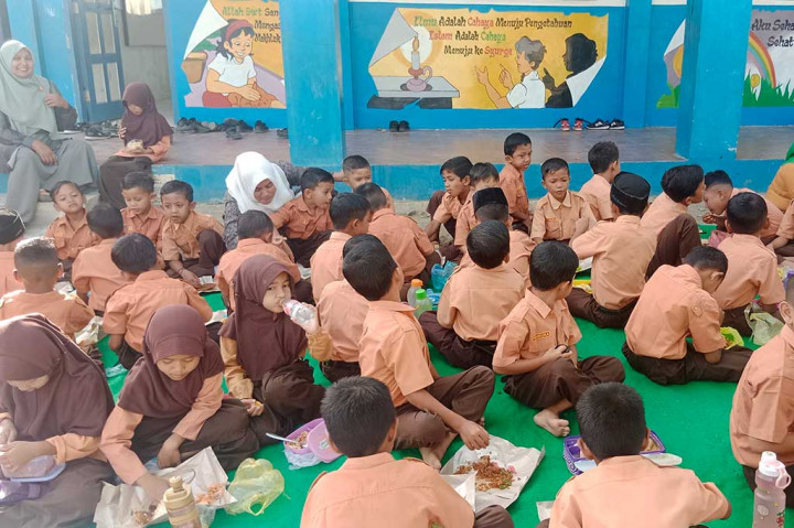 Amatan Media Indonesia, suasana kebersamaan tampak cukup kental di antara siswa dan guru saat mereka duduk lesehan beralas tikar di halaman SD Negeri Desa Neulop tersebut. Apa lagi ketika mereka mencicipi nasi kulah (nasi bungkus daun pisang) dengan beragam lauk khas Aceh yang dibawa dari rumah masing-masing.