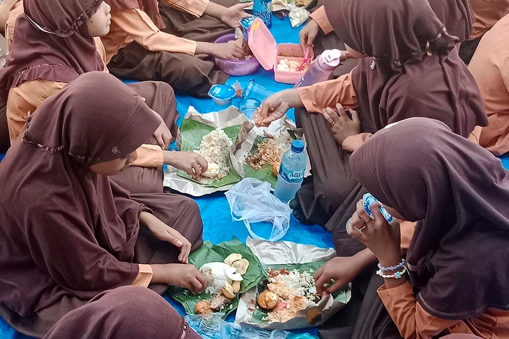 Nurbaiti, orang tua dari Muhammad Habibi, murid kelas II SD Desa Neulop, mengaku sangat mendukung pergelaran acara religius tersebut. Apalagi hal ini dapat membentuk karakter positif terhadap anak didik.