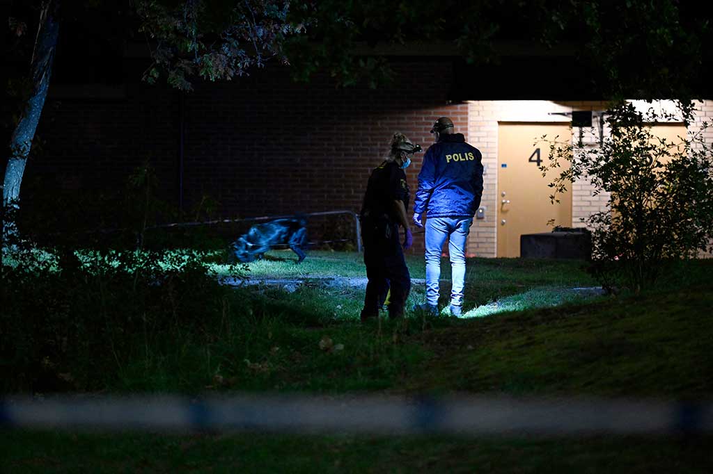 Melibatkan militer dalam pemberantasan kejahatan merupakan langkah yang sangat tidak biasa bagi Swedia. Namun, untuk hal itu, mereka menggarisbawahi parahnya aksi kekerasan geng. Itu bahkan telah merenggut belasan nyawa di seluruh negeri sepanjang bulan ini, termasuk para remaja dan warga sipil yang tak bersalah.