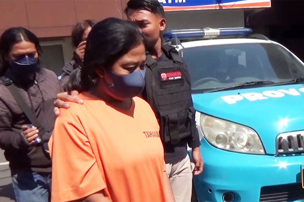 Petugas Satreskrim Polres Karawang, Jawa Barat meringkus seorang emak-emak yang menjadi bandar judi online. Pelaku ternyata merupakan residivis dalam kasus yang sama. Para korban atau pemasang judi online mayoritas emak-emak, yang selama ini diiming-imingi pelaku keuntungan yang besar.