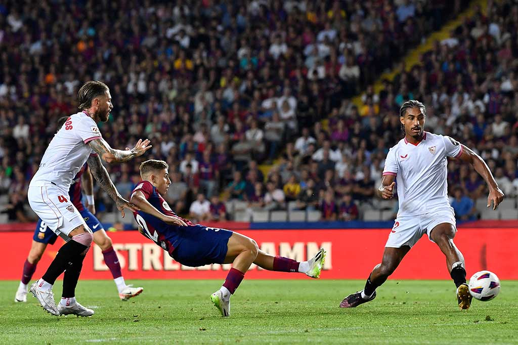 Barcelona mengambil inisiatif menyerang terlebih dahulu dan mampu memberikan ancaman ke gawang Sevilla. Namun belum berbuah gol. Sevilla juga tidak tinggal diam dan beberapa kali membahayakan pertahanan Barca. 