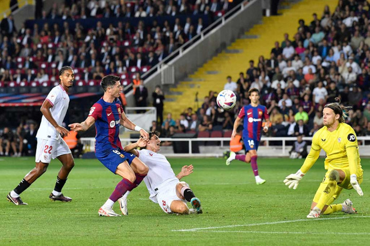 Peluang Robert Lewandowski untuk merobek gawang Sevilla masih bisa digagalkan kiper Orjan Nyland. Tidak ada satu pun gol yang tercipta hingga babak pertama usai.