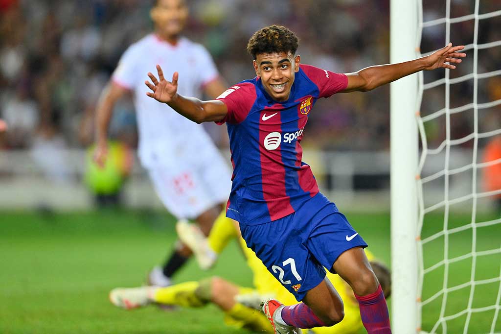 Lamine Yamal melakukan selebrasi setelah sundulannya salah diantisipasi oleh Sergio Ramos dan masuk ke gawang Sevilla. Skor 1-0 untuk Barca bertahan hingga laga usai.