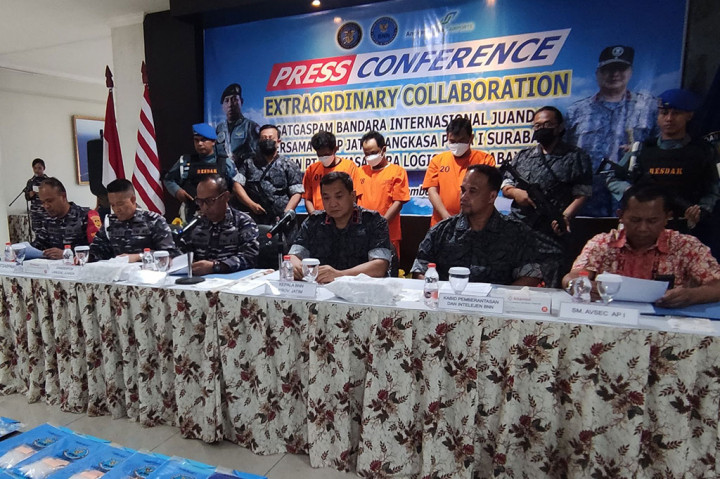 Ketiga pelaku dijerat dalam Pasal 114 ayat (2) dan atau Pasal 112 ayat (2) UU Nomor 35 Tahun 2009 tentang Narkotika.