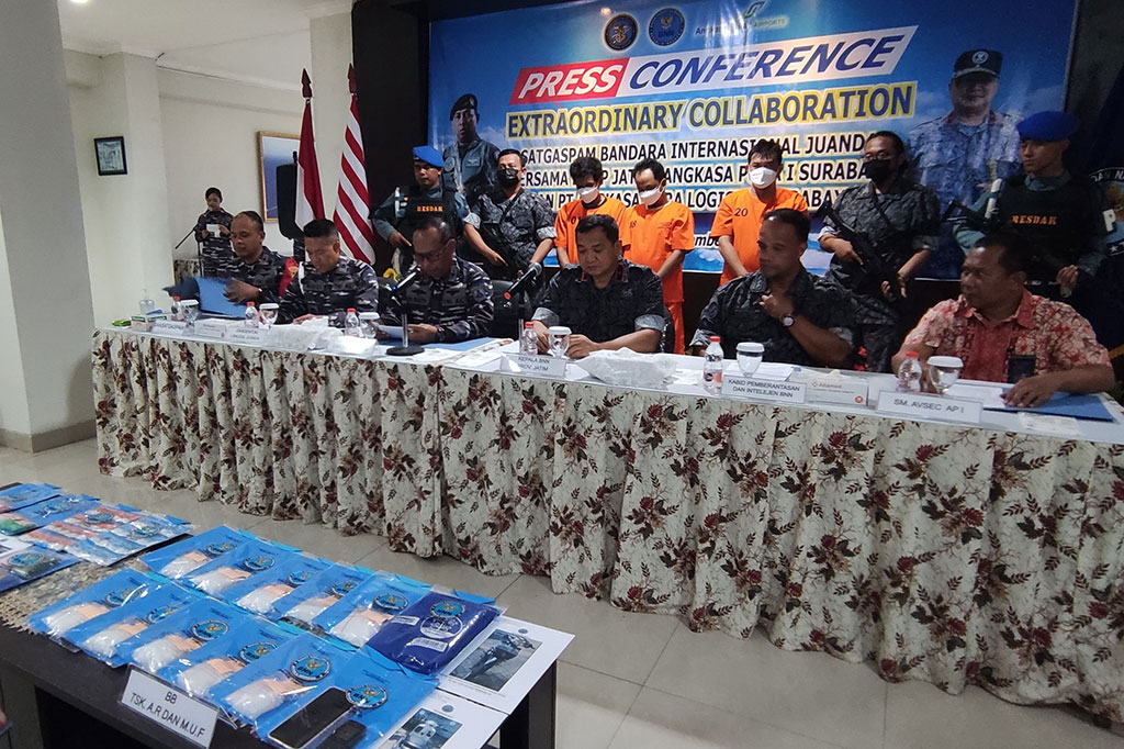 Pengedar narkoba jenis sabu kedua, petugas meringkus dua tersangka berinisial AR dan MUF, Sabtu, 23 September. Keduanya ditangkap saat transaksi barang terlarang itu. Dari tangan mereka petugas menyita sabu seberat 998,8 gram.