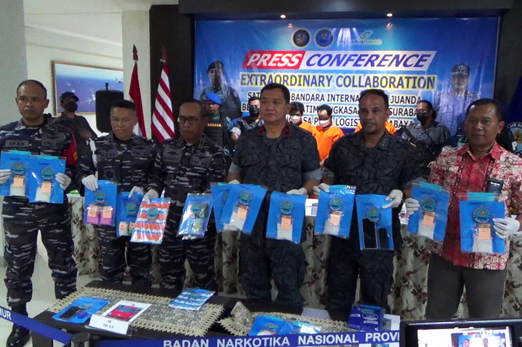 Penggagalan pengedaran sabu tersebut dilakukan dua kali. Pertama penggagalan upaya penyelundupan sabu 519 gram pada Kamis, 21 September. Sabu tersebut dikirim lewat paket Cargo Angkasa Pura Logistik Bandara Juanda Surabaya. Petugas menangkap seseorang inisial ES, 45, setelah mengambil paket barang berisikan narkotika jenis sabu tersebut.