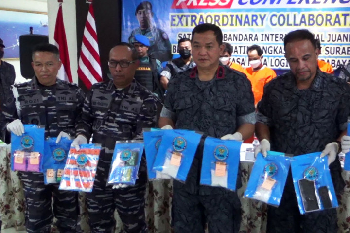 Badan Narkotika Nasional Provinsi (BNNP) Jawa Timur bersama Satgaspam Bandara Juanda dan Angkasa Pura I Surabaya berhasil mengagalkan upaya peredaran sabu sekitar 1.517,8 gram.