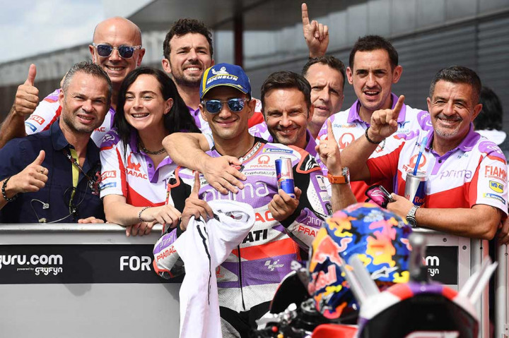 Martin, peringkat kedua kejuaraan saat ini, mencatatkan waktu satu menit, 43,198 detik di permukaan kering, selisih 0,171 detik dengan Bagnaia, dan 0,353 detik dengan pemenang GP Jepang tahun lalu Jack Miller dengan KTM.