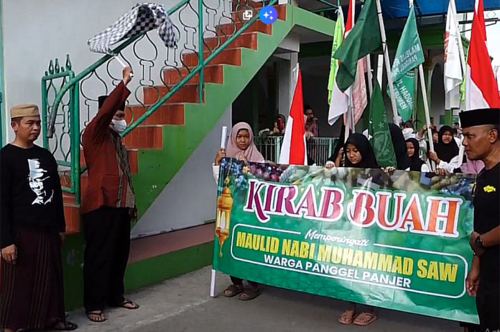 Maulid Nabi Muhammad SAW menjadi ajang mempersatukan tali silaturahmi antarwarga masyarakat Kabupaten Kebumen, Jawa Tengah. Beragam kegiatan unik digelar, seperti kirab gunungan buah yang diarak keliling kota.