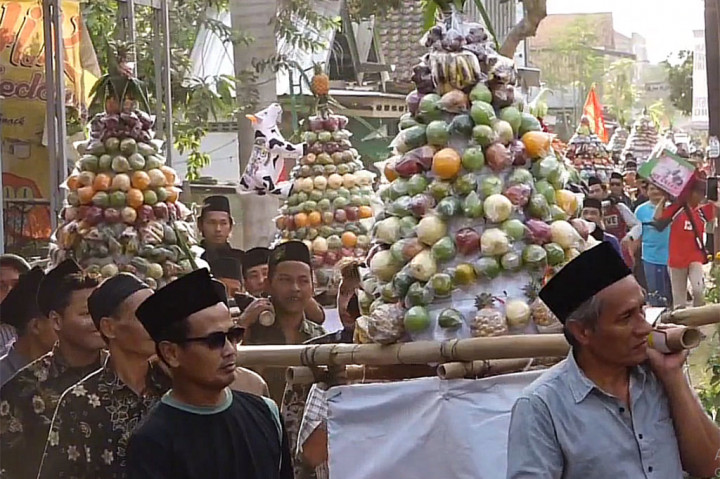 Kemeriahan warga Kelurahan Panjer, Kebumen terlihat saat menggelar kirab gunungan buah dan beragam sayuran keliling kota. Tradisi rutin tersebut digelar setiap tahun untuk memperingati peringatan Maulid Nabi.