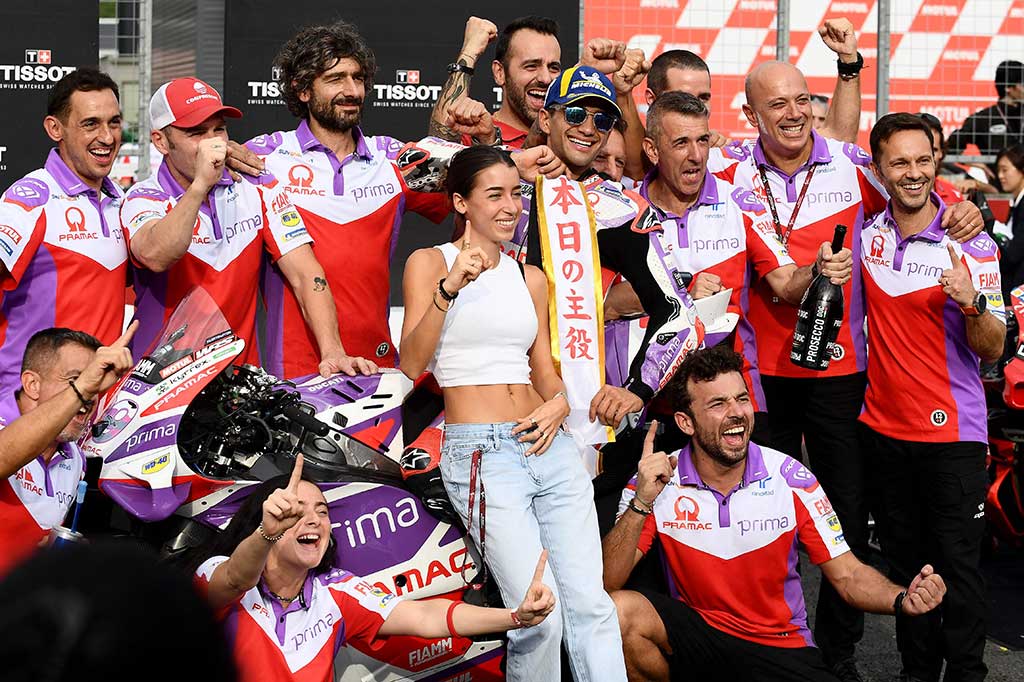 “Saya merasa sangat senang dan mari kita raih kemenangan lagi besok,” kata Martin sesaat setelah sprint race.