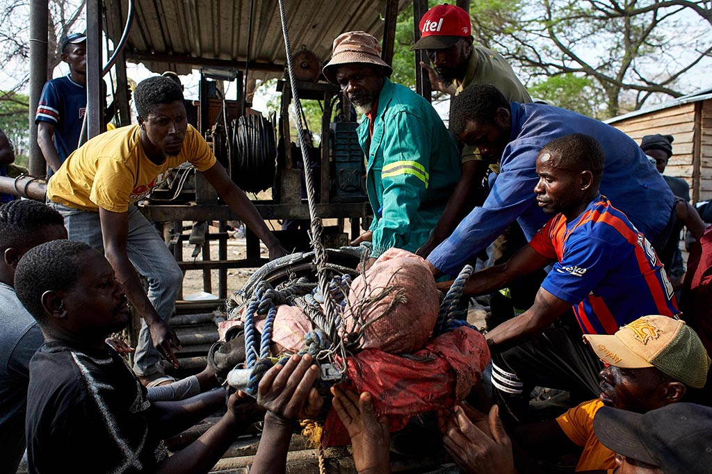 Sedikitnya sembilan penambang tewas setelah sebuah lubang di tambang emas Zimbabwe runtuh, kata seorang insinyur di lokasi tersebut dan federasi penambang pada Sabtu, 30 September 2023.