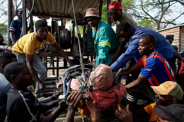 Sedikitnya sembilan penambang tewas setelah sebuah lubang di tambang emas Zimbabwe runtuh, kata seorang insinyur di lokasi tersebut dan federasi penambang pada Sabtu, 30 September 2023.