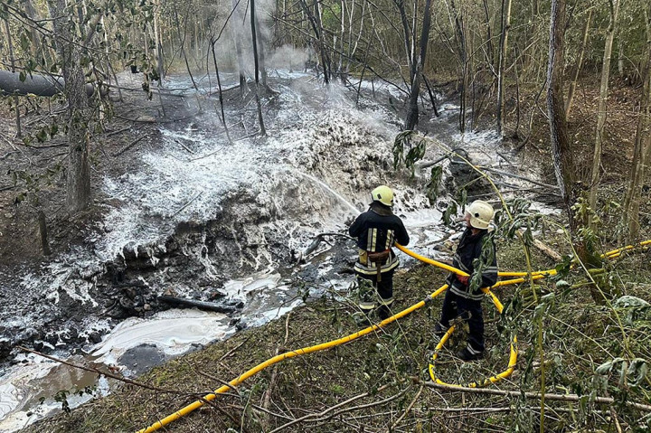 Kebakaran tersebut menyebabkan tumpahan minyak seluas 100 meter persegi sebelum kemudian padam.