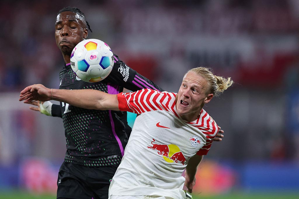 Pelatih Bayern Thomas Tuchel melakukan dua perubahan di babak pertama untuk memicu kelesuan skuadnya, yang membalaskan satu gol dari titik penalti melalui Kane setelah VAR mendeteksi handball Leipzig.