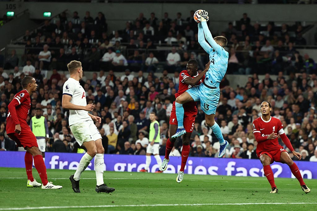 Liverpool terpaksa bermain dengan sembilan pemain setelah Diogo Jota yang berusaha merebut bola dari Destiny Udogie mendapat kartu kuning keduanya.