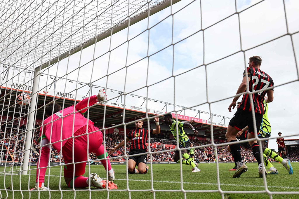 Bertindak sebagai tim tamu, Arsenal terus menggempur Bournemouth dan mampu unggul di menit awal pertandingan. Pada menit ke-17, sundulan Gabriel Jesus masih membentur mistar gawang namun bola liar mampu disambut oleh Bukayo Saka untuk membawa Arsenal unggul 1-0.