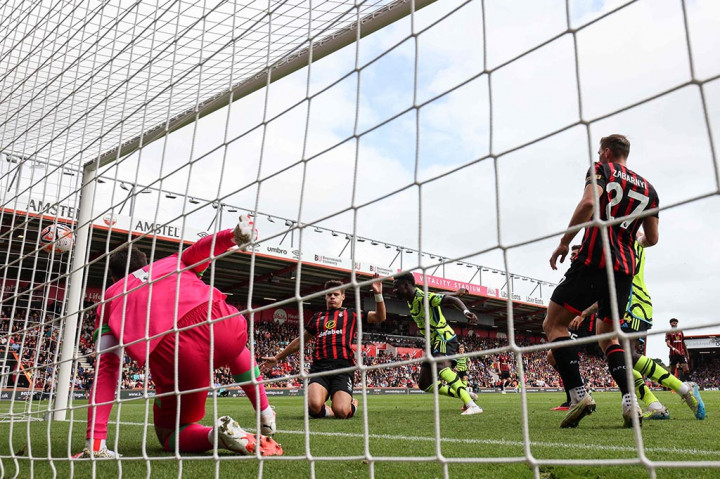 Bertindak sebagai tim tamu, Arsenal terus menggempur Bournemouth dan mampu unggul di menit awal pertandingan. Pada menit ke-17, sundulan Gabriel Jesus masih membentur mistar gawang namun bola liar mampu disambut oleh Bukayo Saka untuk membawa Arsenal unggul 1-0.