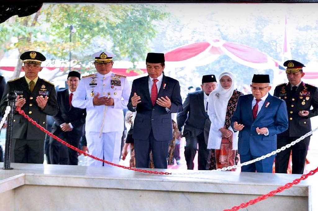Semoga arwah para pahlawan mendapatkan tempat terbaik di sisi Tuhan Yang Maha Esa dan mari bersama kita lanjutkan perjuangan dalam menjunjung nilai luhur Pancasila sebagai pemersatu bangsa!. 