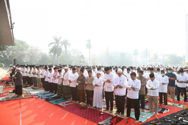 Sebelum menggelar salat istisqa, para jamaah memanjatkan doa dan zikir. Gubernur Sumsel Herman Deru mengatakan salat istisqa yang digelar ini merupakan salah satu bentuk ikhtiar memohon kepada Allah SWT agar
diturunkan hujan di tengah panasnya cuaca akibat El Nino yang tengah melanda sejumlah wilayah di Indonesia.