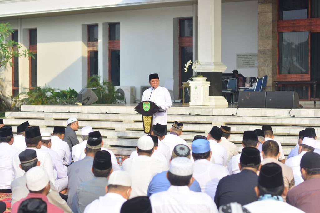 Pemerintah Provinsi Sumatra Selatan bersama sejumlah ulama dan ribuan jemaah yang terdiri dari kalangan pegawai, pelajar, TNI/Polri dan masyarakat umum secara khusuk mengelar salat istisqa atau salat minta
hujan, di Palembang, Sabtu, 30 September 2023.