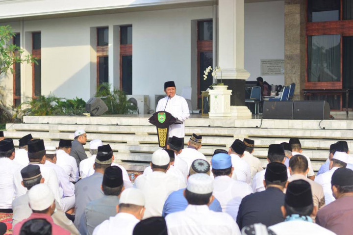 Pemerintah Provinsi Sumatra Selatan bersama sejumlah ulama dan ribuan jemaah yang terdiri dari kalangan pegawai, pelajar, TNI/Polri dan masyarakat umum secara khusuk mengelar salat istisqa atau salat minta
hujan, di Palembang, Sabtu, 30 September 2023.