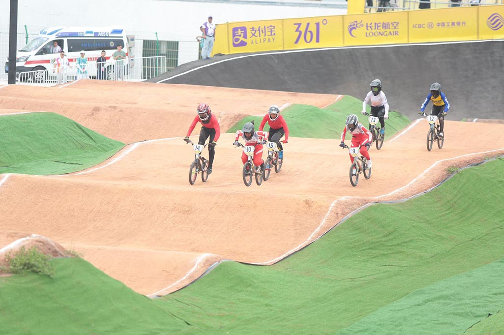 Tim Indonesia kembali menambah perolehan satu medali emas dan satu perunggu melalui cabang olahraga balap sepeda disiplin BMX putri di ajang Asian Games 20233, Minggu, 1 Oktober 2023. 