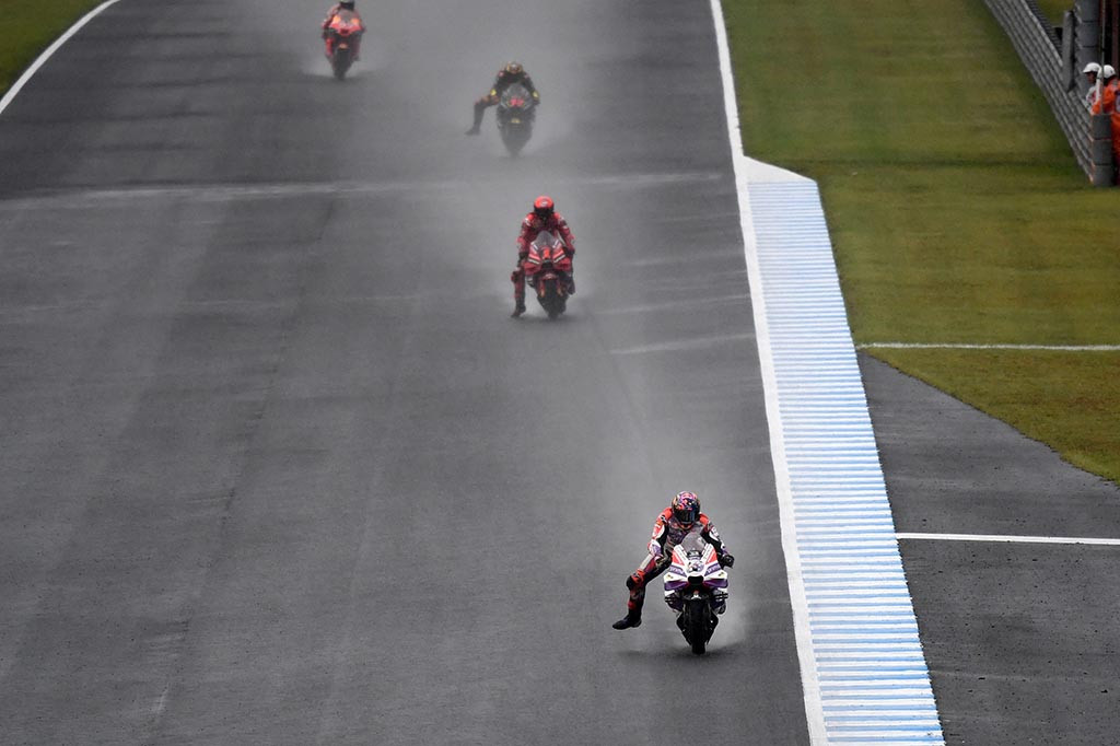 Jorge Martin mempersempit jarak dengan pemimpin kejuaraan Francesco Bagnaia menjadi hanya tiga poin setelah memenangkan MotoGP Jepang yang dilanda hujan pada hari Minggu, 1 Oktober 2023.