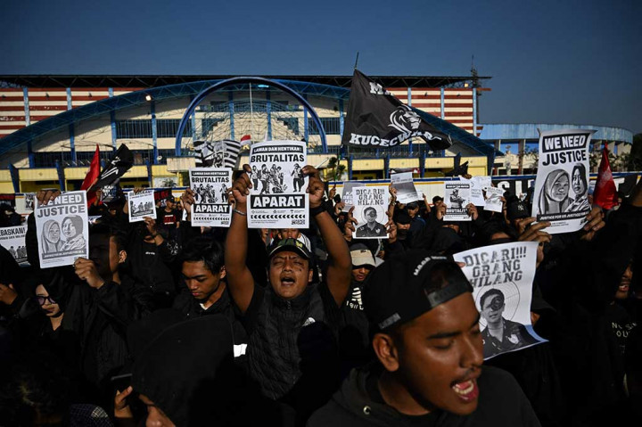 Ribuan pendukung Arema FC itu mulai mendatangi kawasan Stadion Kanjuruhan di Kabupaten Malang, Jawa Timur, Minggu, 1 Oktober 2023 sore. Aremania dan keluarga korban berkumpul tepat di depan Stadion Kanjuruhan yang saat ini tengah direnovasi.