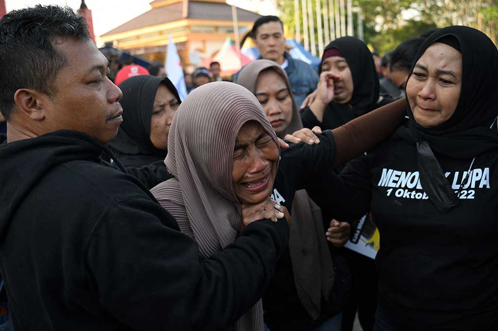 Suasana haru mewarnai doa bersama untuk para korban yang meninggal dunia pada peristiwa paling kelam dalam dunia sepak bola Indonesia tersebut. Bahkan, salah satu orang tua korban tidak mampu menahan emosi dan menangis histeris.