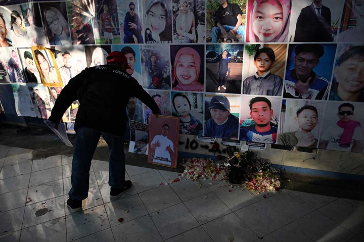 Salah satu orang tua korban Tragedi Kanjuruhan, Devi Athok mengatakan bahwa hingga saat ini ia dan para keluarga korban Tragedi Kanjuruhan masih mencari keadilan dan berharap hukuman berat bagi para pelaku.