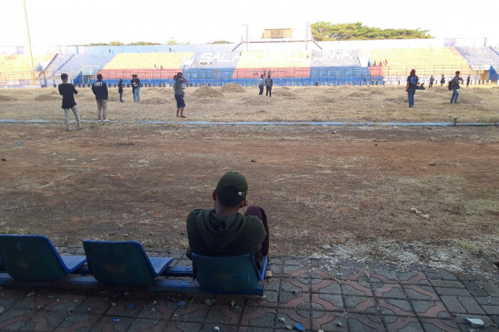 Menjelang Magrib, Yuliati dan Misiati masih duduk di depan pintu 13 Stadion Kanjuruhan mseperti menunggu sang buah hati datang meski pertemuan tak bakal terjadi. Dengan mata berkaca-kaca, Yuliati menyampaikan pesan begitu menyayat.