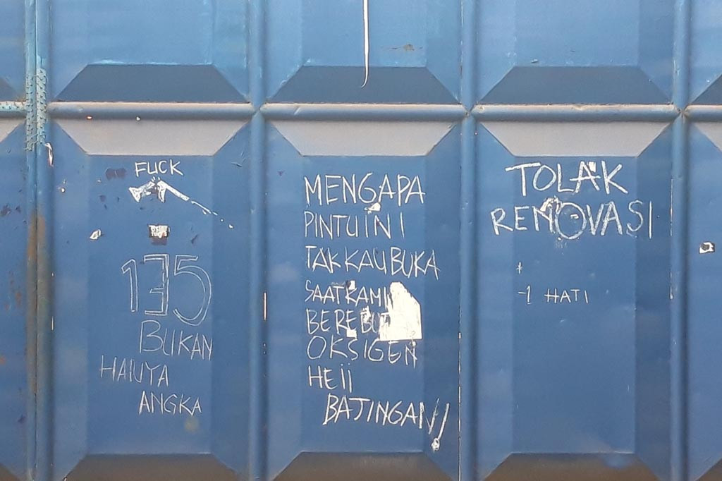 Orangtua korban meninggal lainnya, pun demikian. Mereka terdiam di depan pintu 13 stadion. Ada seorang bapak berkali-kali mohon maaf saat diajak bicara. Ia bukannya menolak, melainkan masih trauma karena tak kuasa menahan pilu.