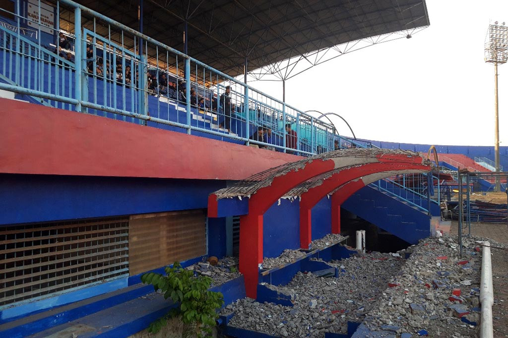 Suasana kebatinan sang ibu terlihat jelas teramat pedih mengingat peristiwa memilukan yang membuat sang buah hati tercinta meregang nyawa saat laga Arema FC menjamu Persebaya Surabaya, pada 1 Oktober 2022.