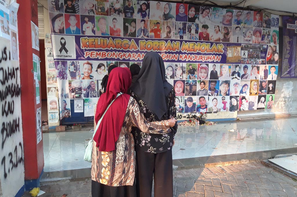 Yuliati hanya terdiam dengan ditemani tiga putranya, yakni Riki Setiawan, Luki Angga dan Deka Alfandi. Warga Dusun Sonowangi, Desa Sumberbuncis, Kecamatan Ampelgading, Kabupaten Malang, itu sengaja datang ke Stadion Kanjuruhan bersama keluarga korban lainnya untuk berdoa bersama. Usai berdoa, mereka tak langsung meninggalkan tempat.