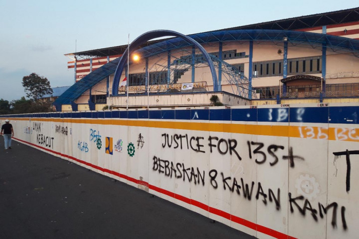 Untuk sesaat, mulutnya tercekat dan semakin erat memegang foto sang buah hati. Tak ada sepatah kata pun terlontar dan mendadak tak bisa diajak bicara.