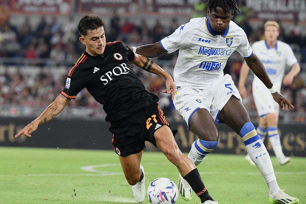 Roma terus menggempur pertahanan Frosinone sepanjang sisa waktu babak pertama. Namun, skor 1-0 tak berubah hingga turun minum.