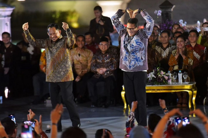 Pada acara yang diselenggarakan oleh Kementerian Pariwisata dan Ekonomi Kreatif untuk memperingati Hari Batik Nasional yang jatuh pada 2 Oktober itu, ia juga mengajak masyarakat Indonesia untuk aktif melestarikan
dan mengembangkan batik.